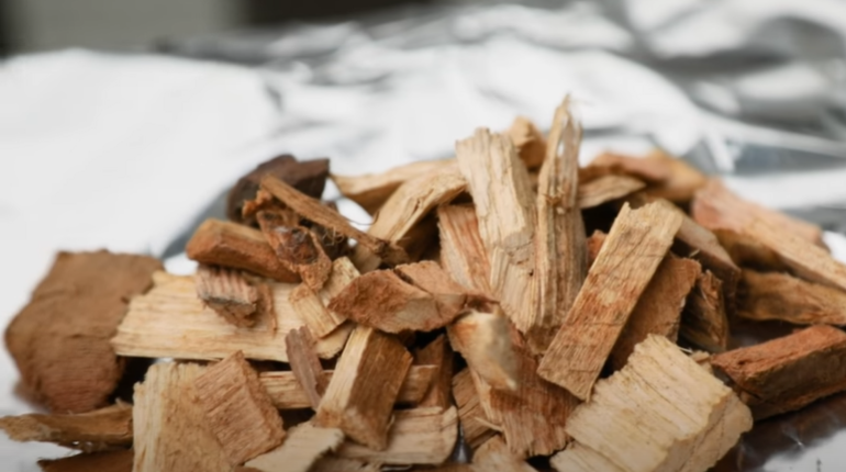 wood chips for creating a smoker packet