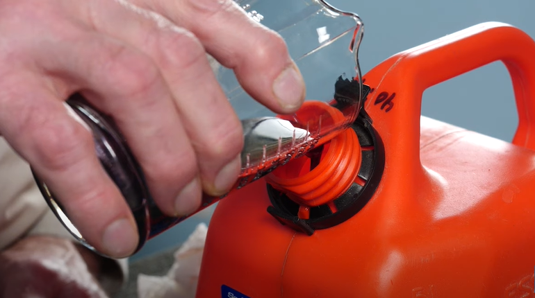 Mixing the fuel and oil