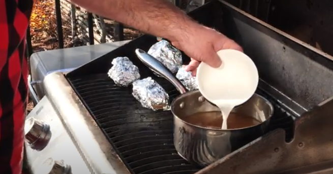Adding cornstarch and water to the gravy