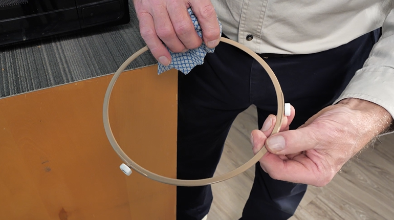 Microwave roller guide