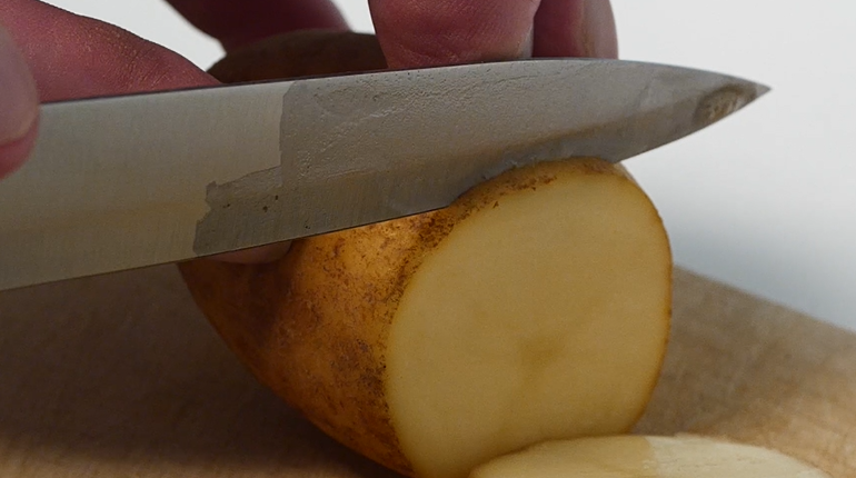 Make potato chips with your microwave