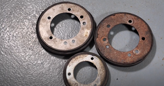Snowblower friction disk